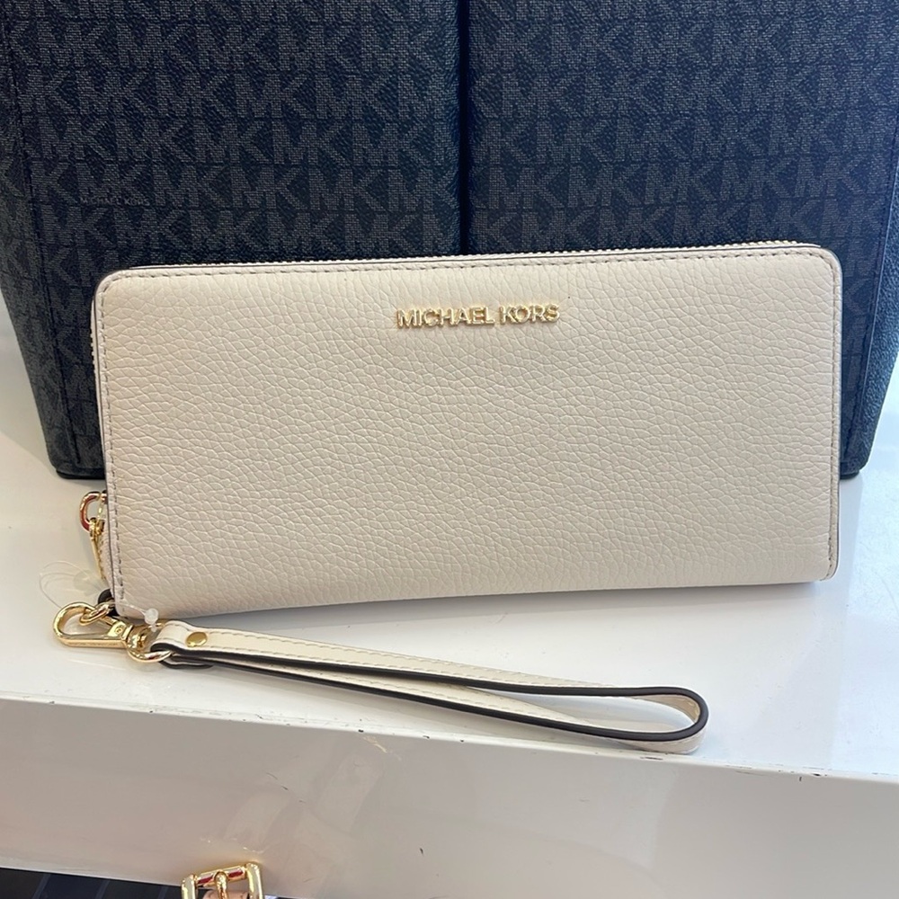 MICHAEL KORS
Leather Continental Wristlet Phone Case Wallet 
Light Cream 
NWT - Picture 4 of 16